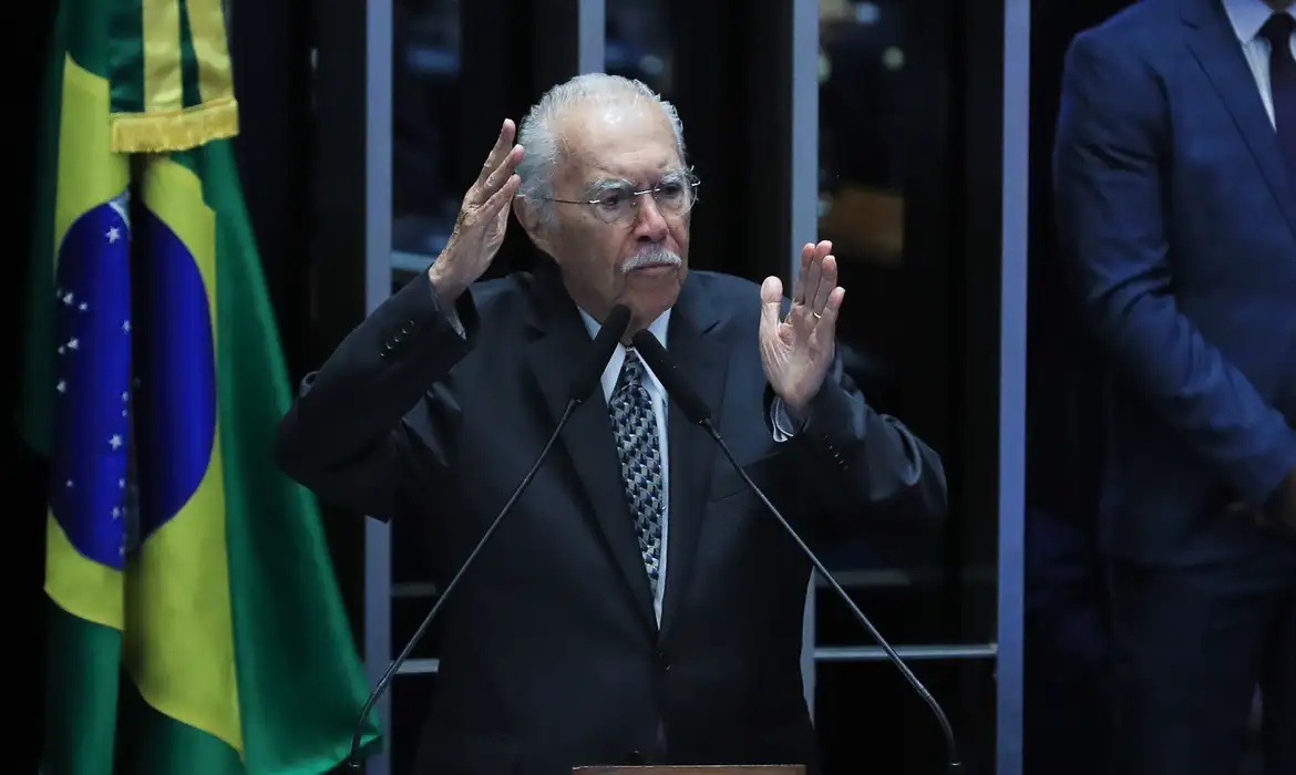 Ex-presidente Sarney hospitalizado com pneumonia em São Luís