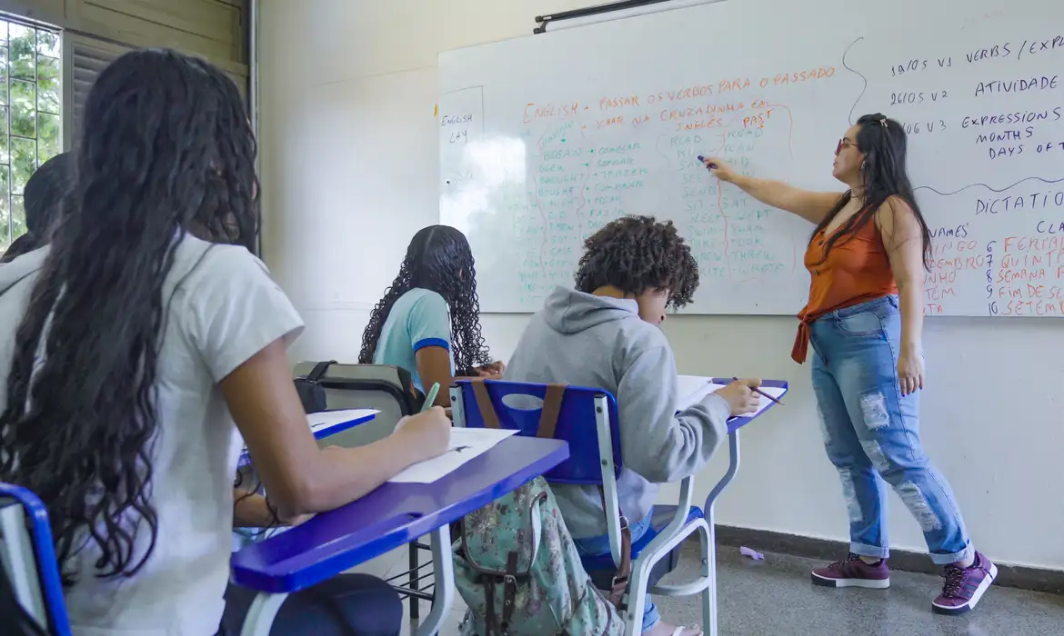 GDF altera decreto e mantém aulas em escolas privadas fora de locais de votação