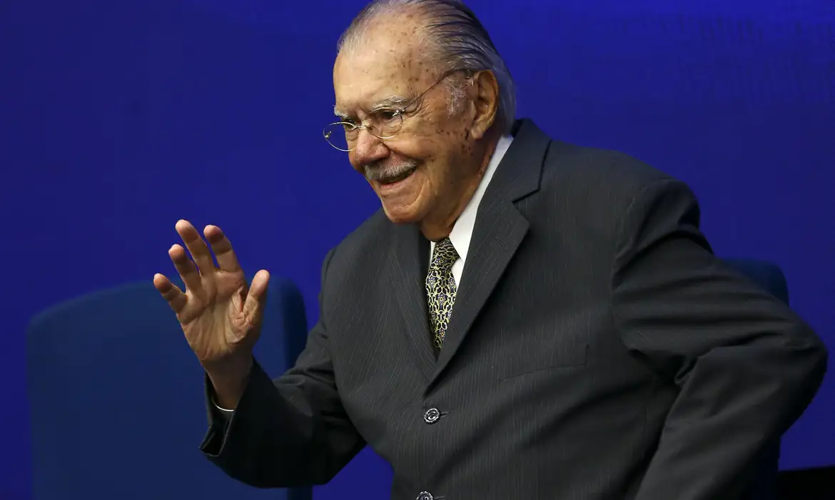 Em São Paulo, ex-presidente José Sarney é hospitalizado para tratar pneumonia bacteriana