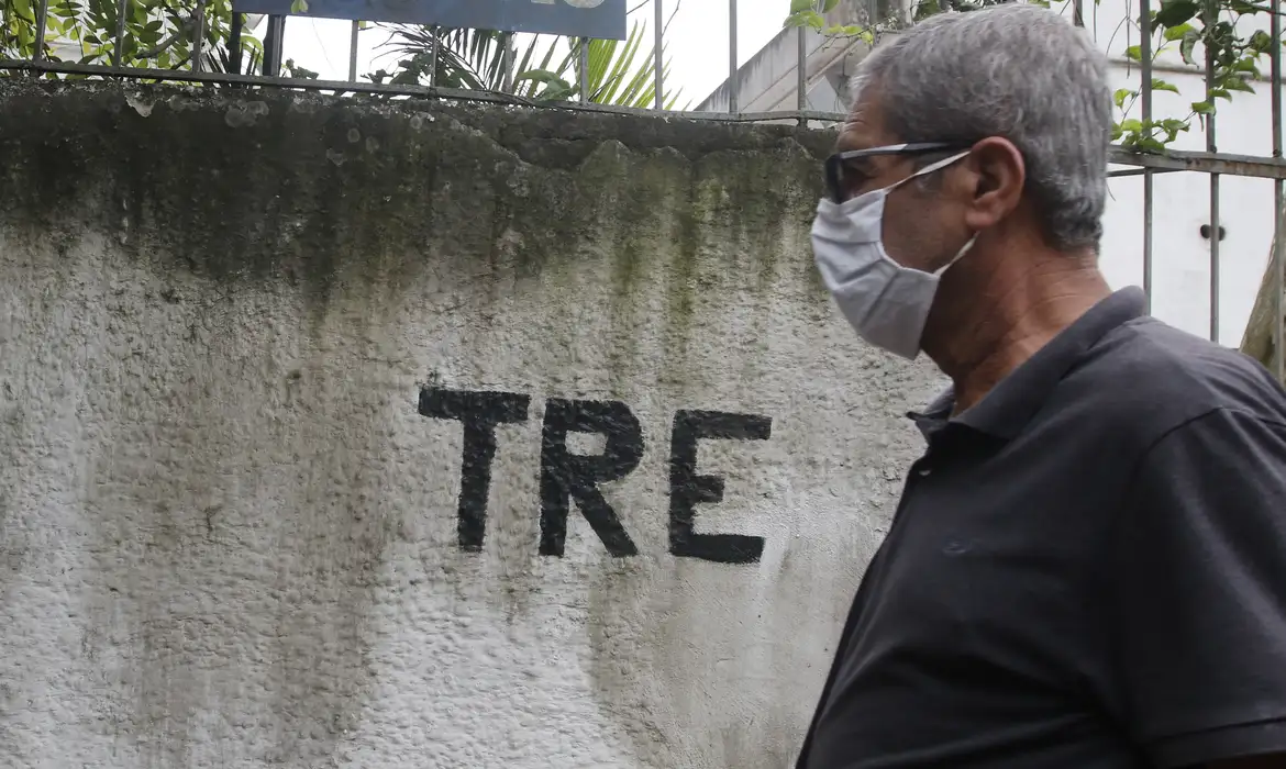 Eleições no Rio de Janeiro mobilizam milhões de eleitores e registram filas logo cedo