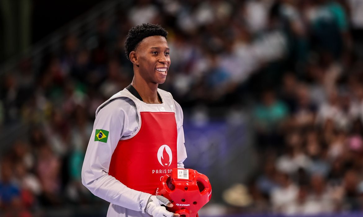 Henrique Marques conquista o ouro em Paris e se aproxima da liderança do ranking mundial de taekwondo