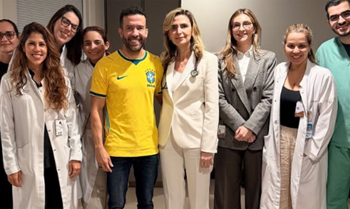 André Janones deixa hospital após internação e reforça compromisso com campanha de Lula