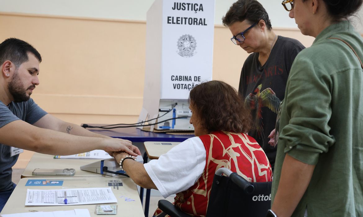 Voto de idosos cresce 43% no primeiro turno de 2026, segundo análise do TSE