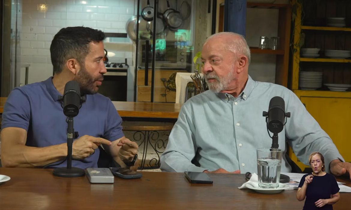 Lula apela para idosos e reforça políticas sociais em live com Janones