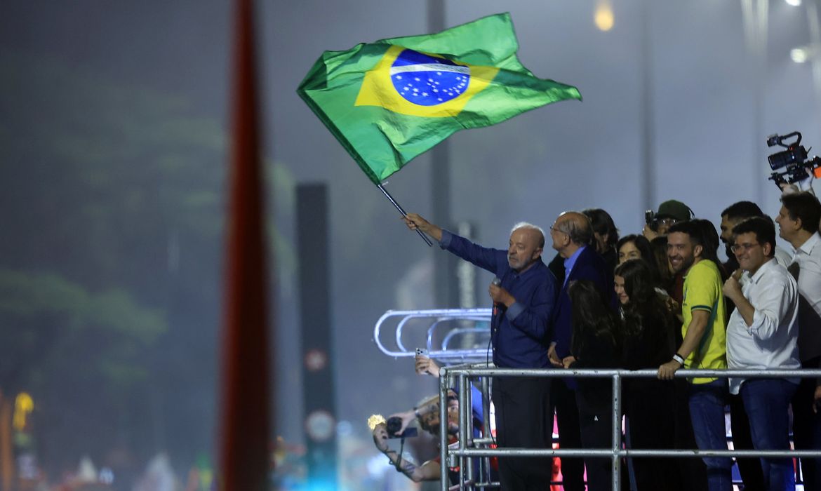 Lula pede canto do Hino da Independência durante comemoração à reeleição