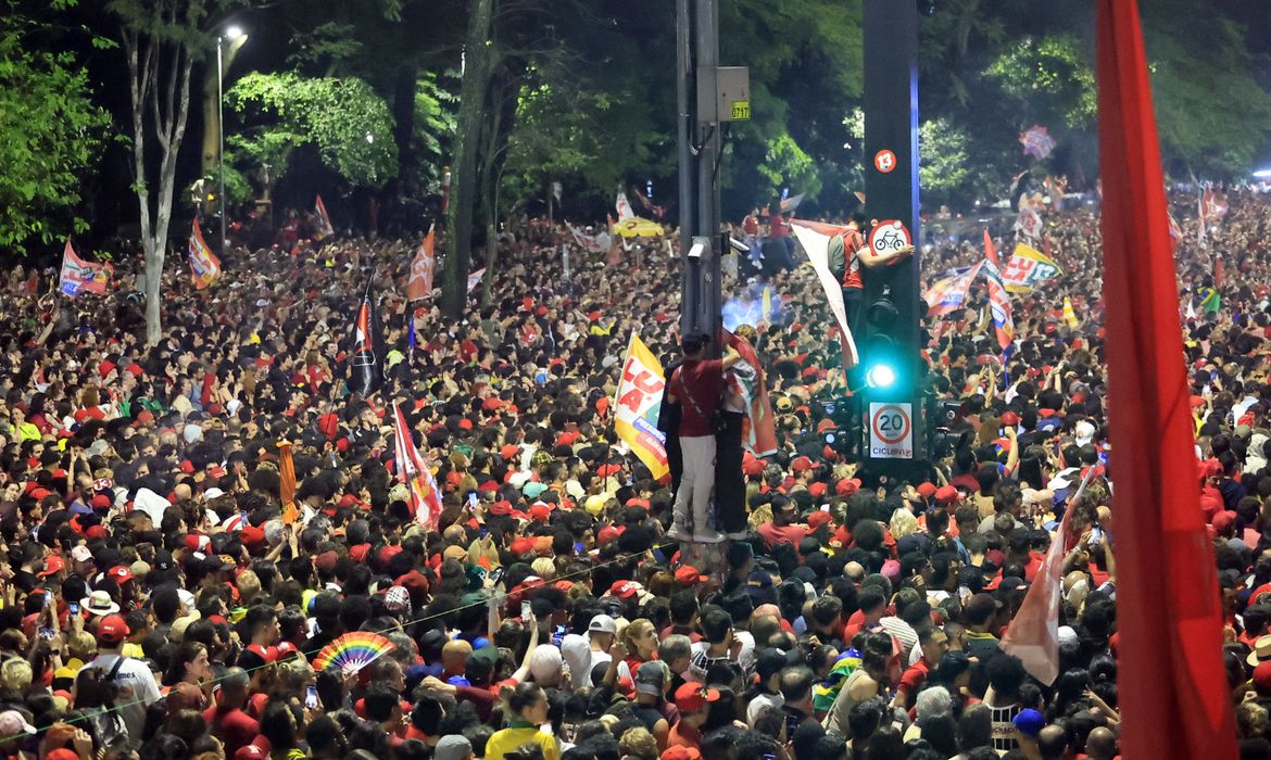 Lula reeleito com recorde de votos: 64 milhões no segundo turno